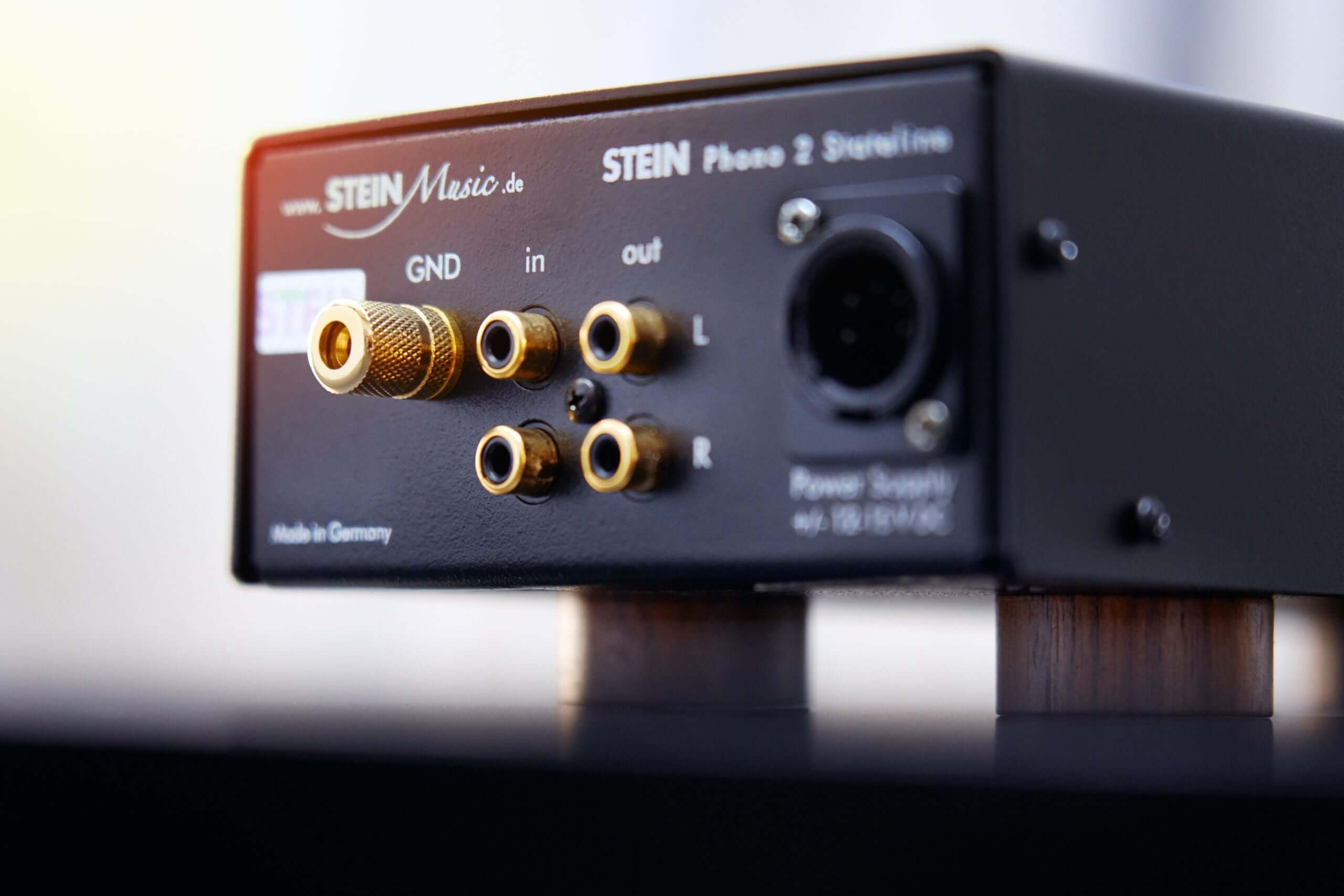 Detailaufnahme SteinMusic Stateline Phono 2 – vergoldete Anschlüsse des Phono Vorverstärkers für optimale Signalqualität