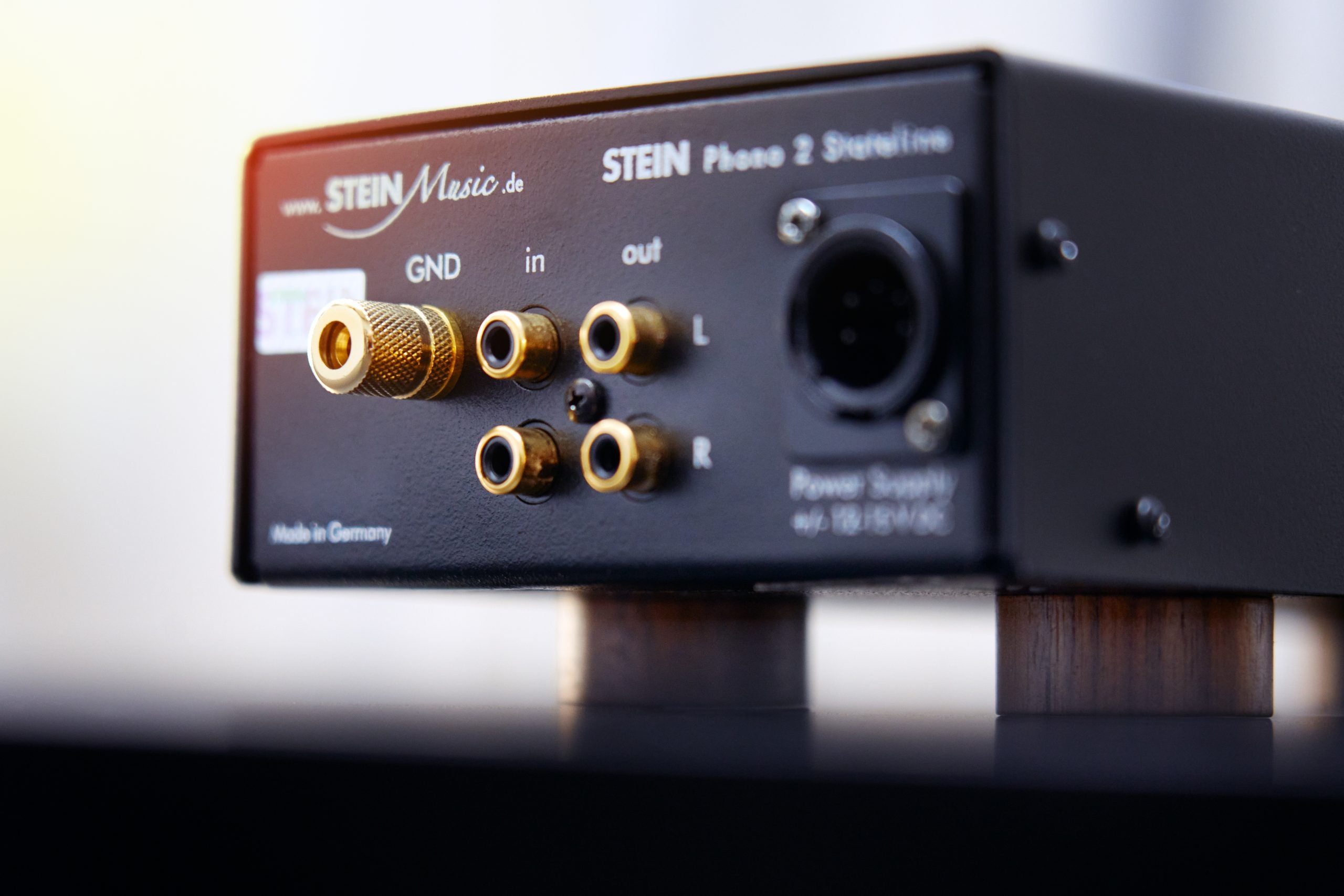 Detailaufnahme SteinMusic Stateline Phono 2 – vergoldete Anschlüsse des Phono Vorverstärkers für optimale Signalqualität