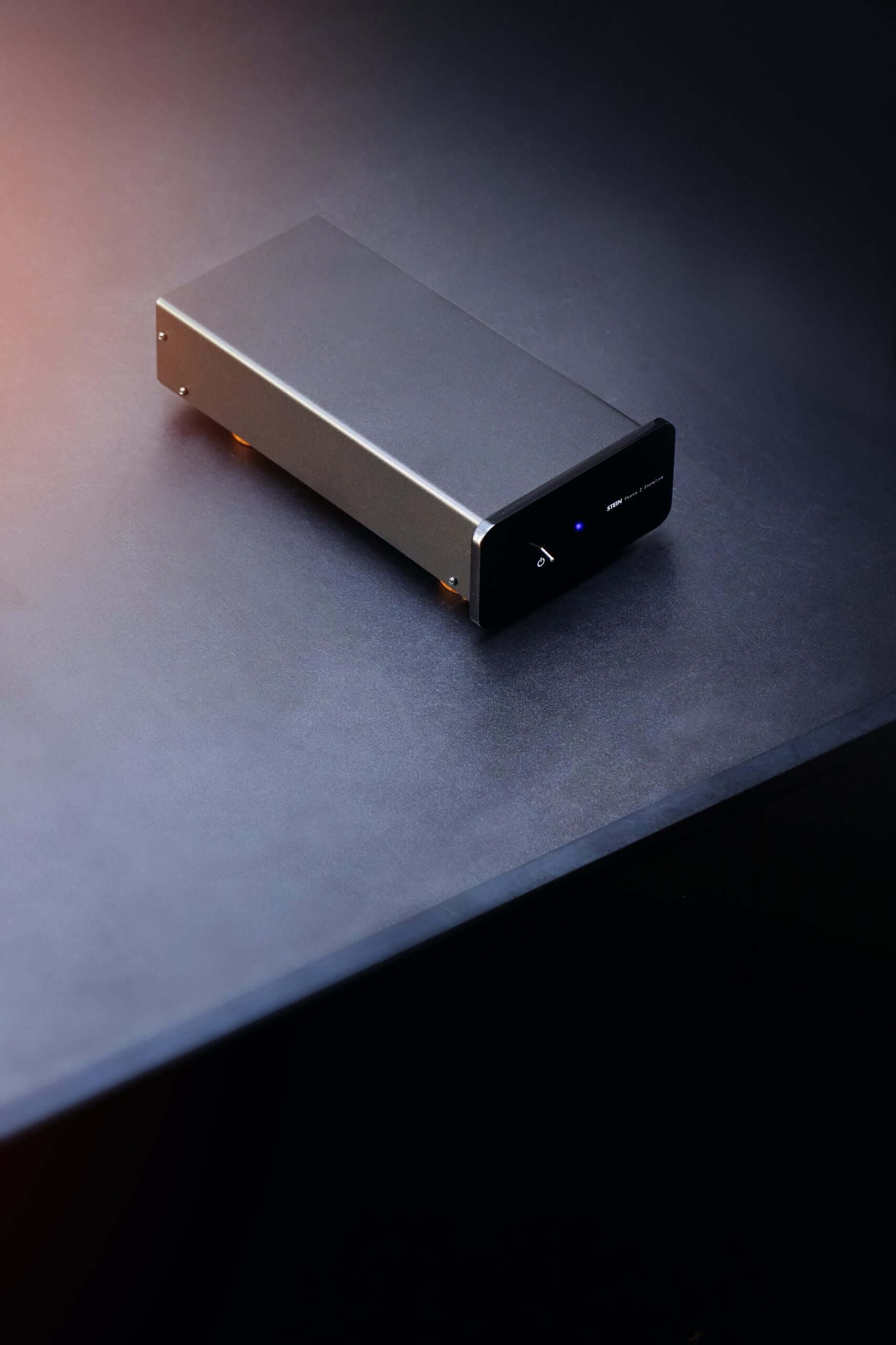 Frontansicht SteinMusic Stateline Phono 2 – kompakter Phono Vorverstärker mit eleganter schwarzer Front