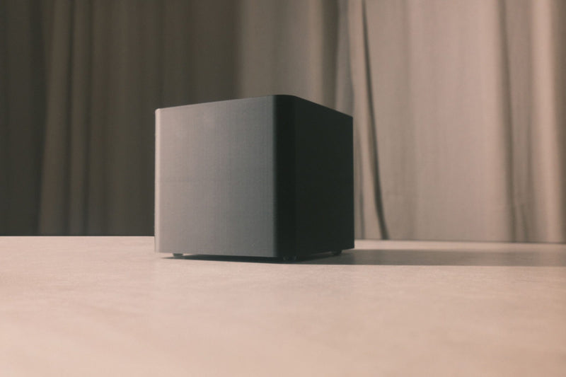 Front view of ground box – SteinMusic Ground Cube with gold terminal